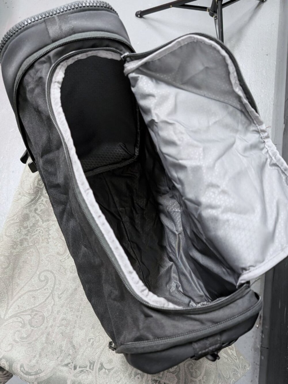 TUMI sling convertible expandable shoulder bag - Picture 8 of 8